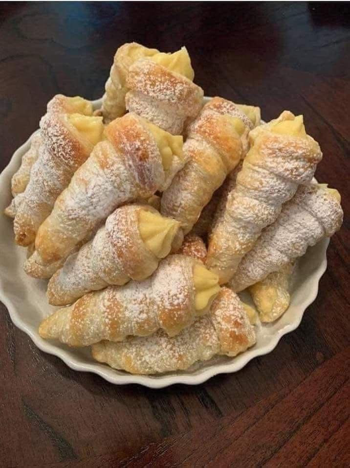 Italian Cream-Stuffed Cannoncini